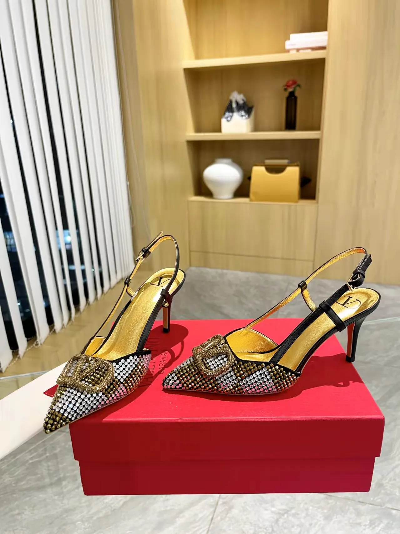 👟👟Ex-factory price 440👟👟 Genuine leather sole + 40 Kloesch diamond buckle Valentino.Valentino big v buckle single shoes ㊙️Latest series of counter genuine version with perfect details. Authentic products are made one to one. All details are consistent with genuine ones. The upper foot is very pedicure type. The key point is that it is very good and easy to control. It does not wear the feet and does not tire the feet. It is a walking artifact. The last shape is completely compared to the counter. The details are perfect. It is impossible to make such an exquisite product without the original version. Exclusive molded brass color. The highest version on the market. Fabric: imported sheepskin, lining and foot pads are all sheepskin. Color: 13 colors available. Sizes (34 to 42). Customized size 34 and 42. Non-returnable and non-exchangeable. Heel height: 7CM. Rubber sole. Genuine leather sole +40